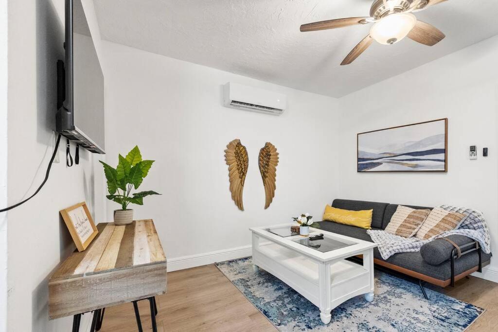 Intimate Casita Mia Minutes Away From Airport, Calle 8, Brickell, Coral Gables, The Beach And More! ไมอามี ภายนอก รูปภาพ
