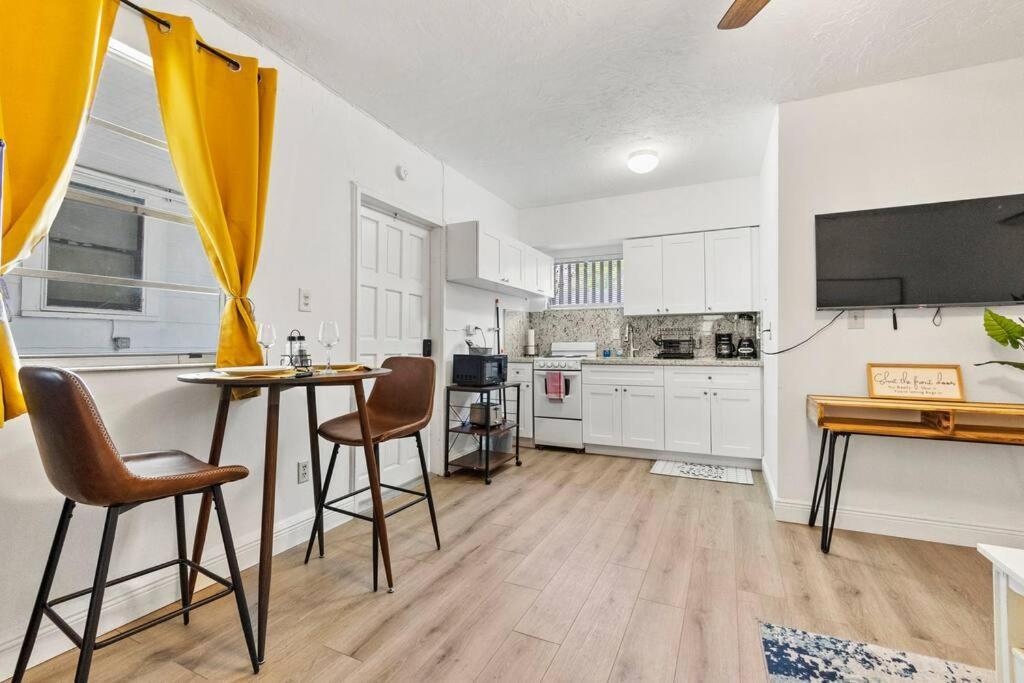 Intimate Casita Mia Minutes Away From Airport, Calle 8, Brickell, Coral Gables, The Beach And More! ไมอามี ภายนอก รูปภาพ